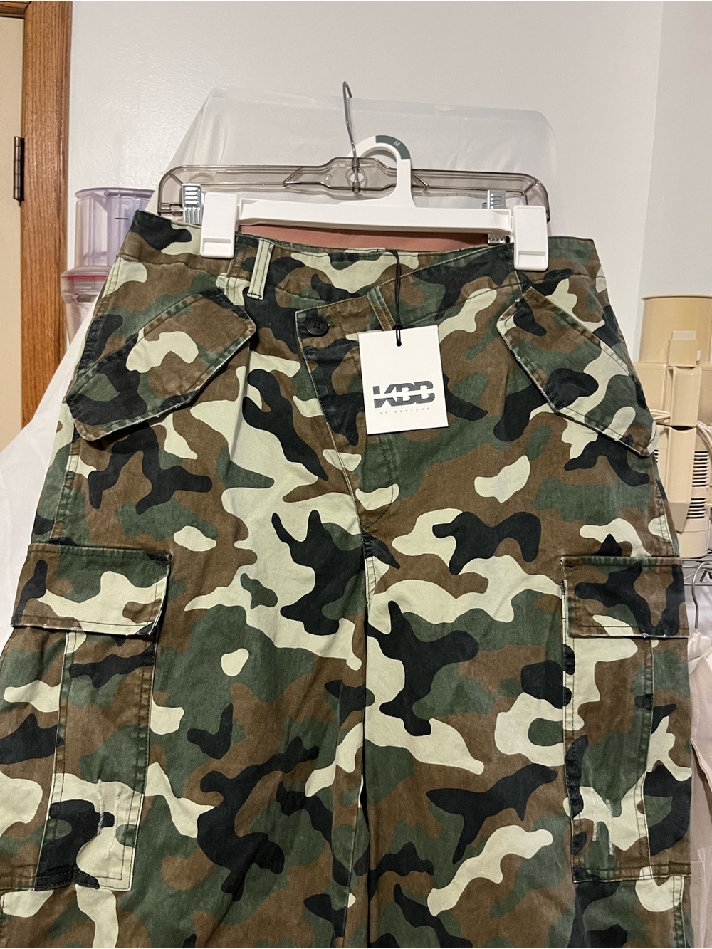 Women's Camouflage Cargo Ankle Jeans - Green Camo